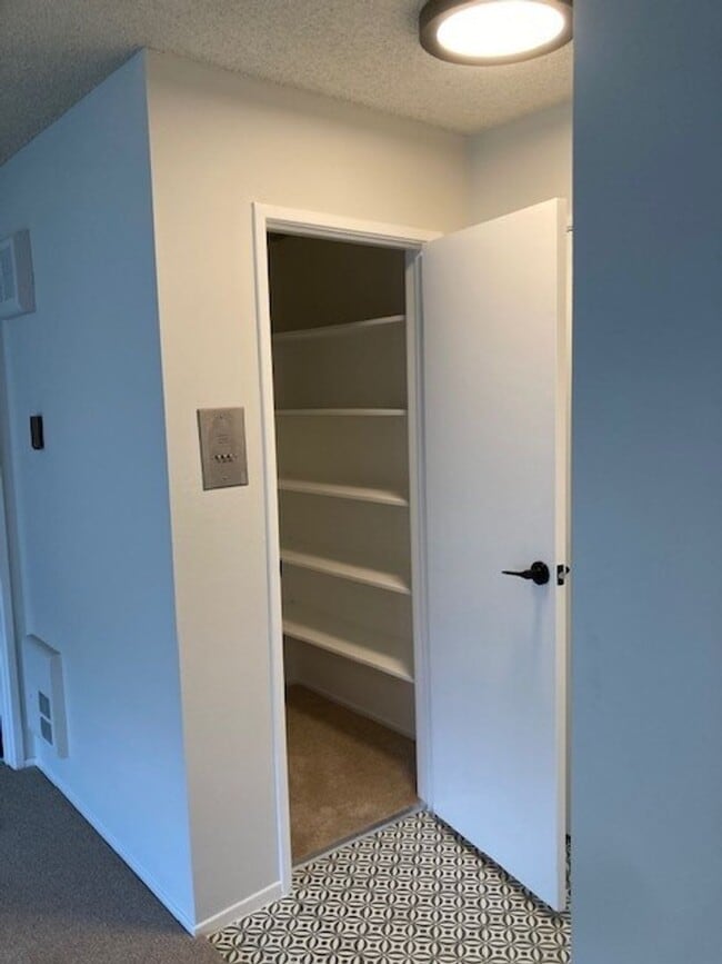 Building Photo - Updated extra large one bedroom at Woodlake