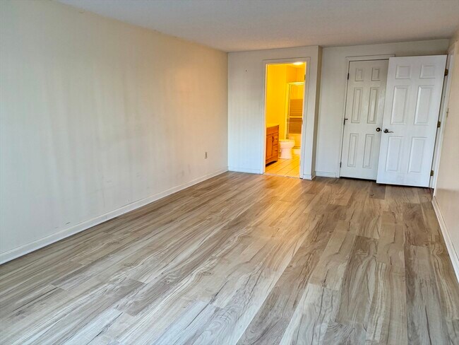 Building Photo - 8 9th St