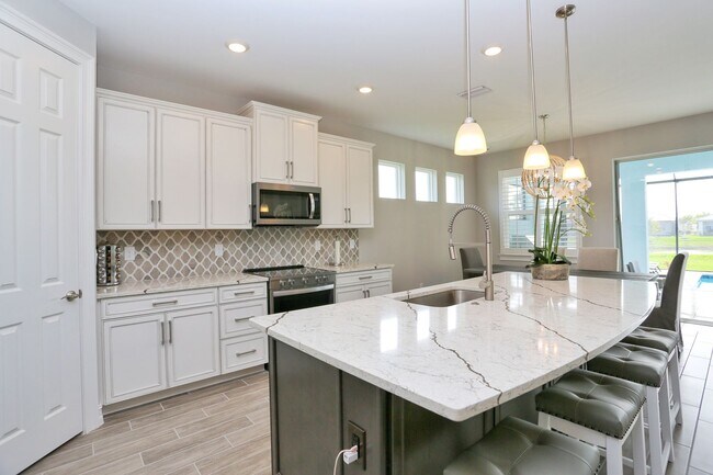 Building Photo - **Brand New, Bright & Beautiful Bonita Spr...