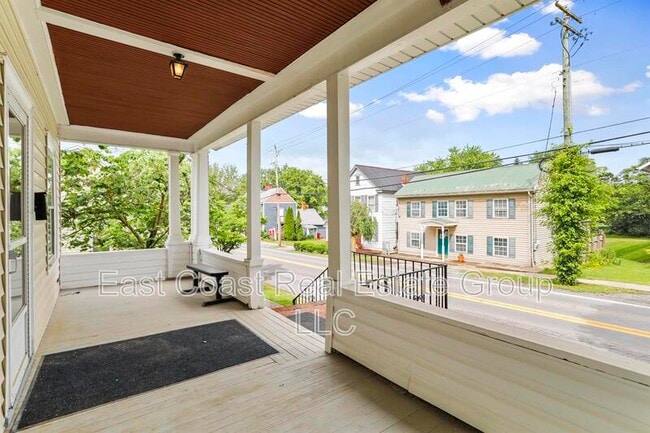 Building Photo - 208 N Mary St