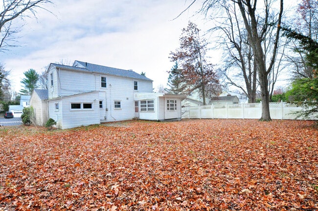 Building Photo - 19 Seneca Rd