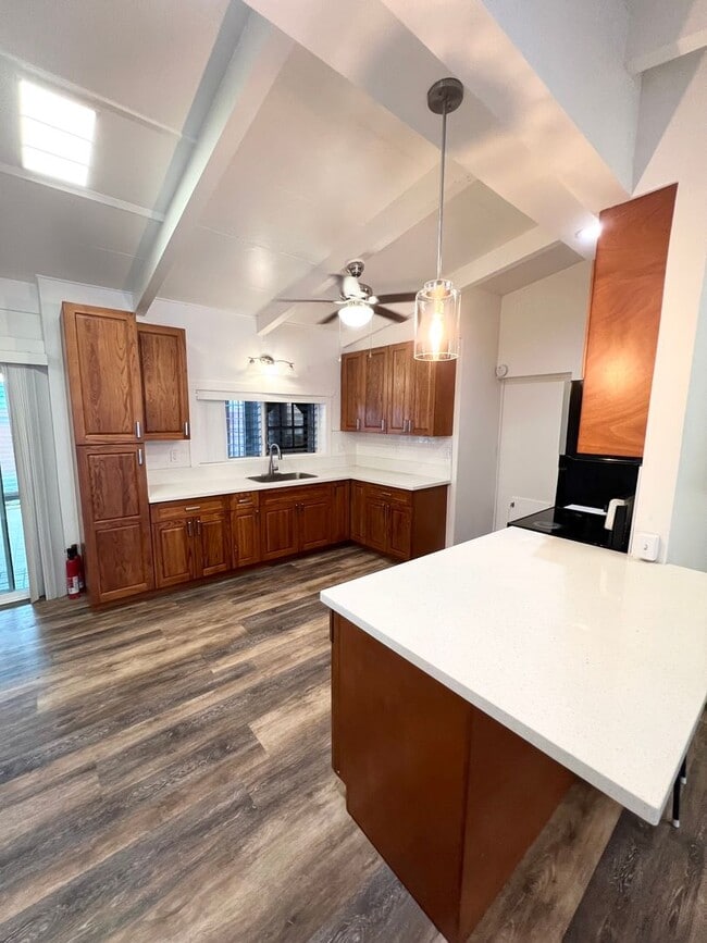 Building Photo - ALL UTILITIES INCLUDED! 4 bed, 1 bathroom ...