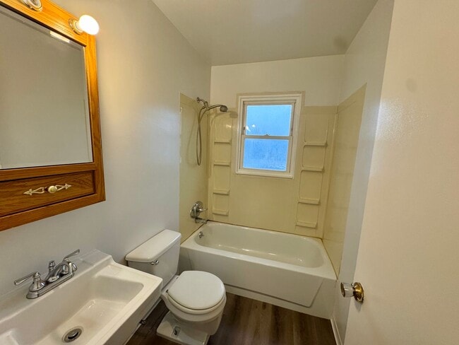 Building Photo - All Utilities Paid – Top-Floor Studio with Parking Outside Door – $850