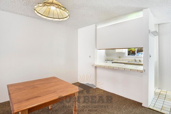 Building Photo - 3 Bedroom with a Yard!