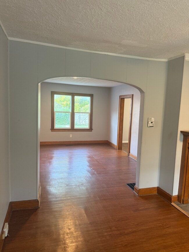 Building Photo - 806 E Deshler Ave