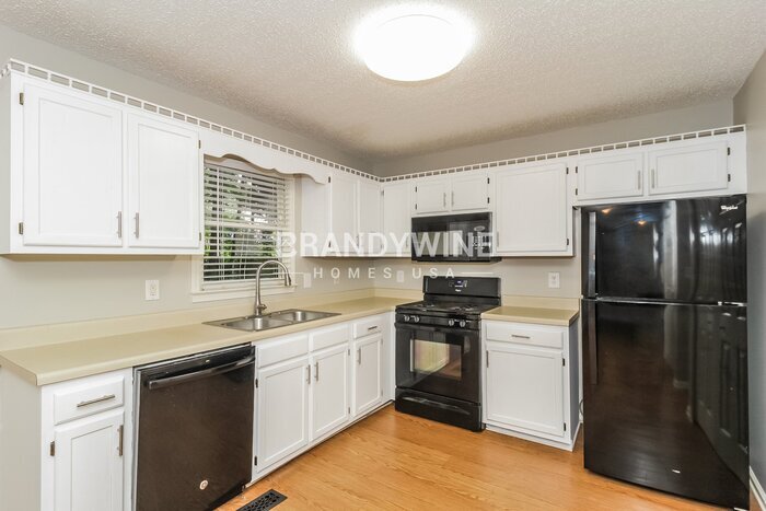 Building Photo - 244 Dene Dr