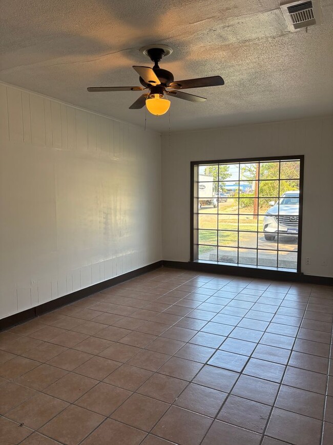 Building Photo - Awesome home with lots of space and storage!