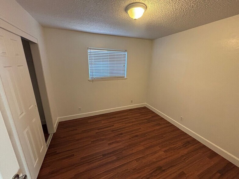 Building Photo - 4504 N Garden Ave