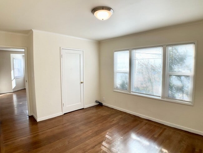 Building Photo - RENOVATED Top Floor. DISHWASHER! ON-SITE LAUNDRY! HARDWOOD!