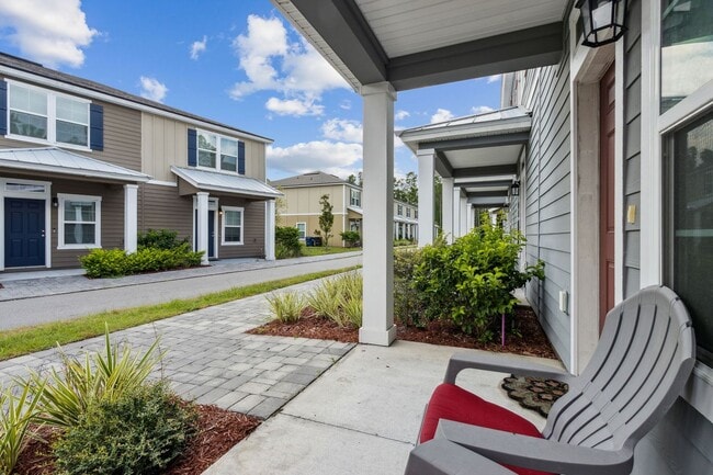 Building Photo - Nearly New 2BR/2.5BA Townhome – Great Loca...