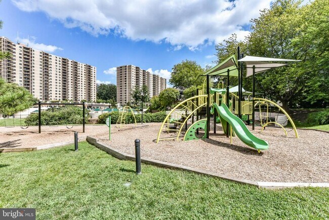 Building Photo - 309 Yoakum Pkwy