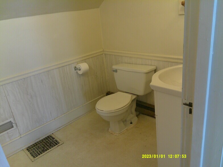 Upstairs bath - 124 N F St