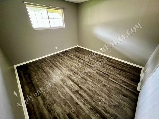 Building Photo - Awesome 2 Bedroom Duplex in Overland Park-...
