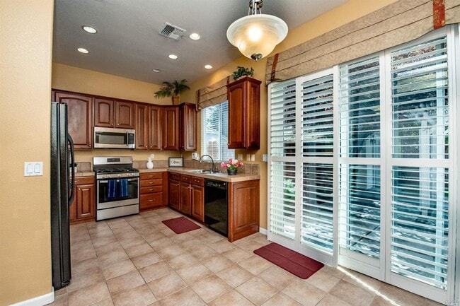 Building Photo - 1600 Hickam Cir