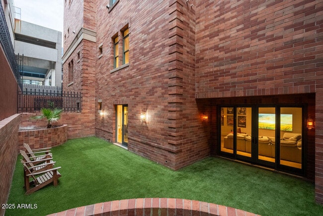 Building Photo - 50 W Palm Ln