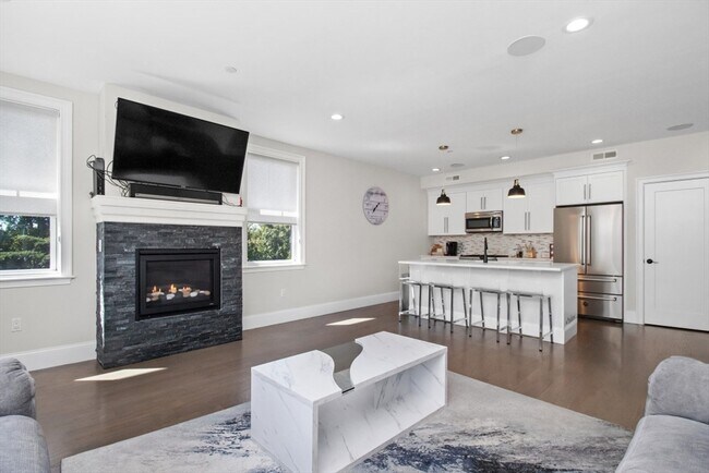 Building Photo - 2 Elm St