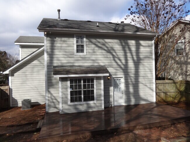 Building Photo - 176 Summer Lake Dr SW