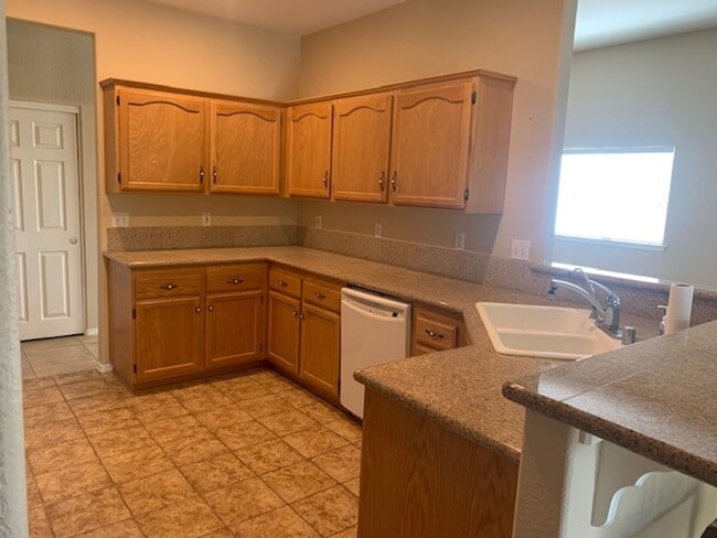 Building Photo - 3 Bedroom, 2 Bath Home with attached 3 car...