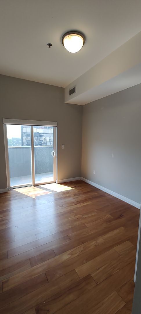 Building Photo - Beautiful Downtown Apartment!