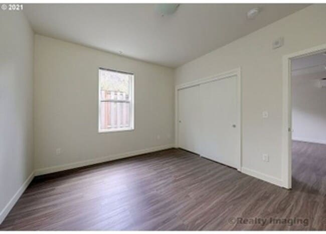 Building Photo - First Floor Front Facing Vibrant Stylish O...