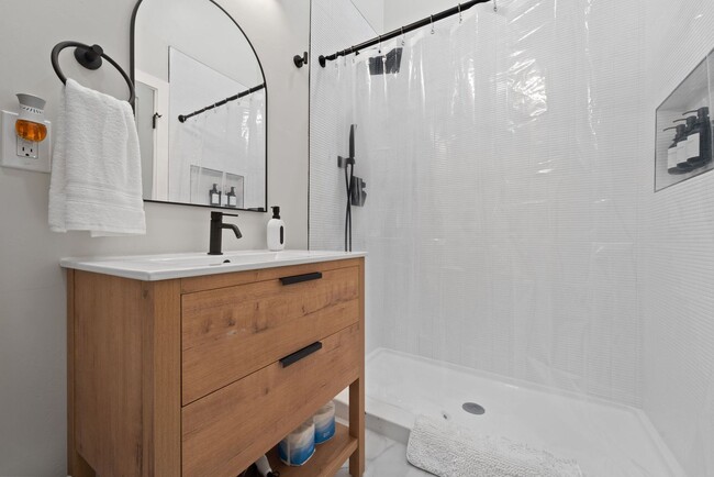 Building Photo - ? Modern 1 Bedroom in National City – Furn...