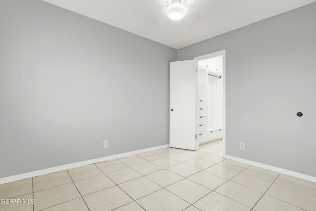 Building Photo - 333 Eubank Ct