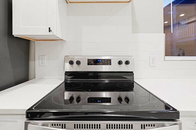 Building Photo - 381 Adams St