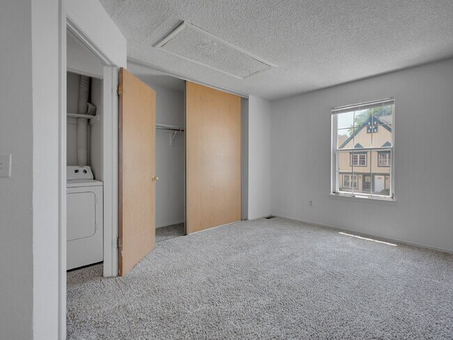 Building Photo - $1,675 // 2-Bed 1-Bath Charming Rowhome in...