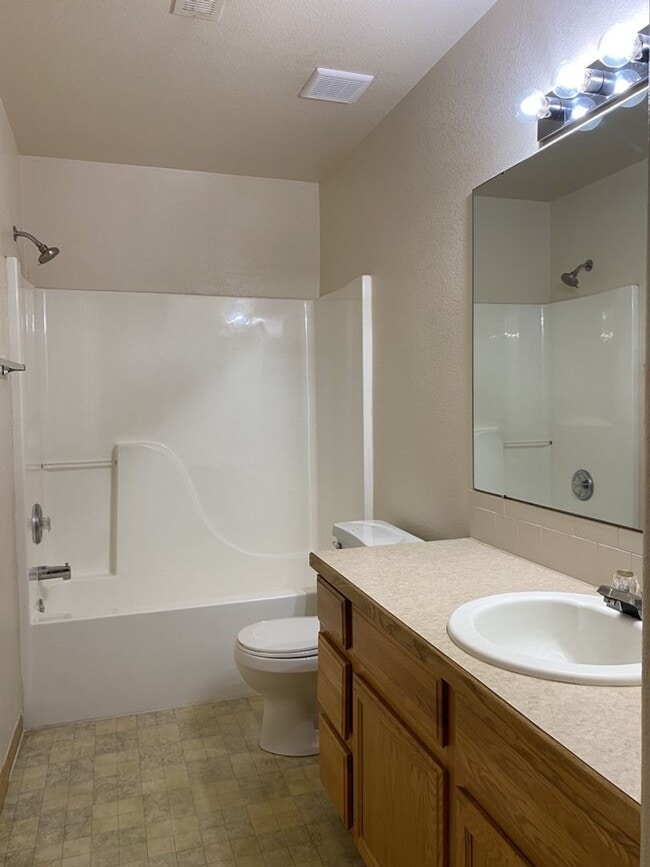 Building Photo - 3 Bed, 2 Bath Duplex in West Fort Collins close to Foothills