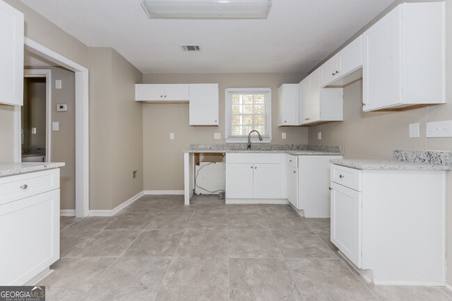 Building Photo - 65 Pine Tree Dr