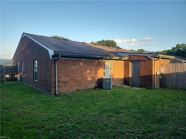 Building Photo - 6045 Bradford Dr