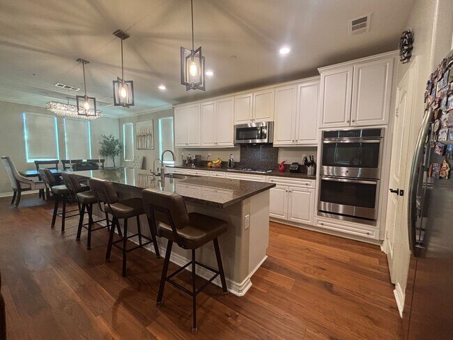 Building Photo - 4-Bedroom Home with Solar, Loft, and Gated Community Amenities in Valencia!