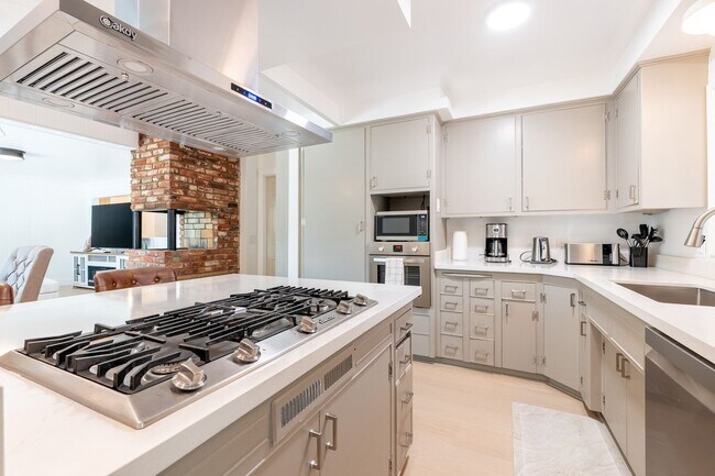 Building Photo - Relaxing 4BR Family Home Near Attractions ...