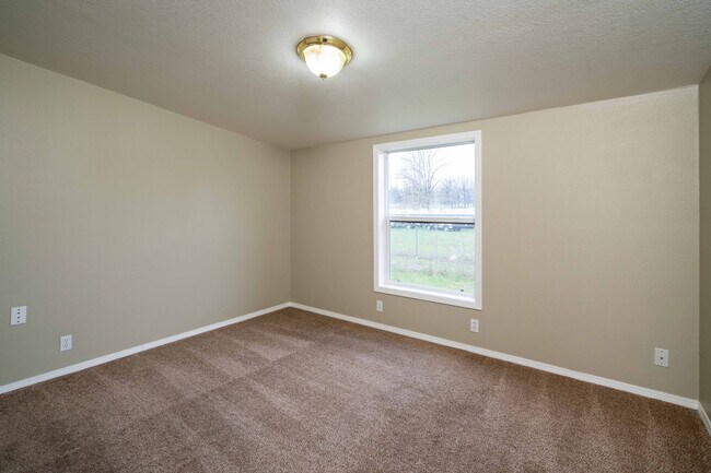 Building Photo - Country Living on a Private Acreage in Camas  - 2 Bedroom 1 Bath Manufactured Home