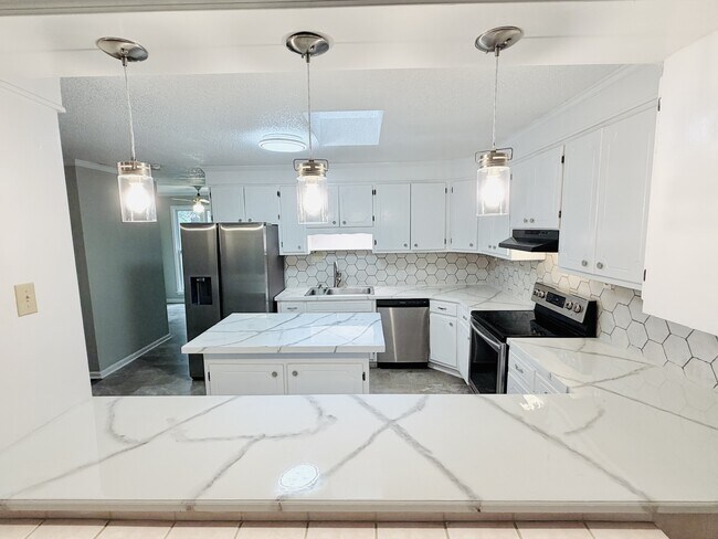 Building Photo - 7905 Castleton Ln