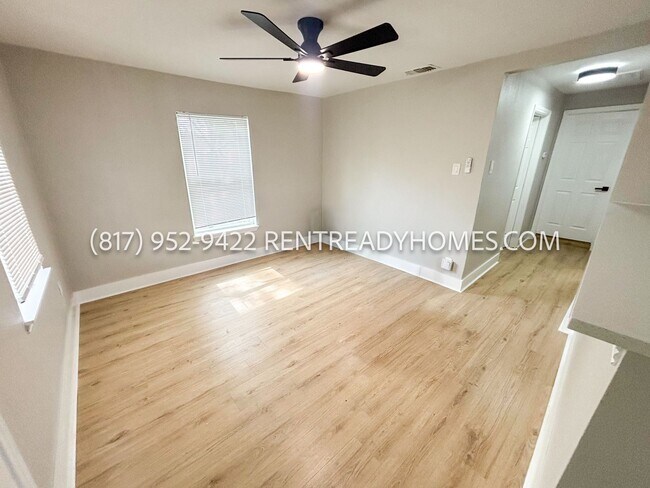 Building Photo - 404 Oak St