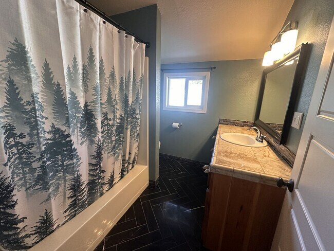 Building Photo - 3-bedroom, 2-bathroom Home