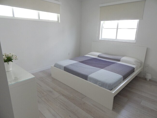 Building Photo - Exquisite 2/2 condo in Art Deco style building