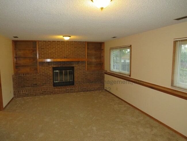 Building Photo - Charming 3 Bedroom House in the Briargate ...