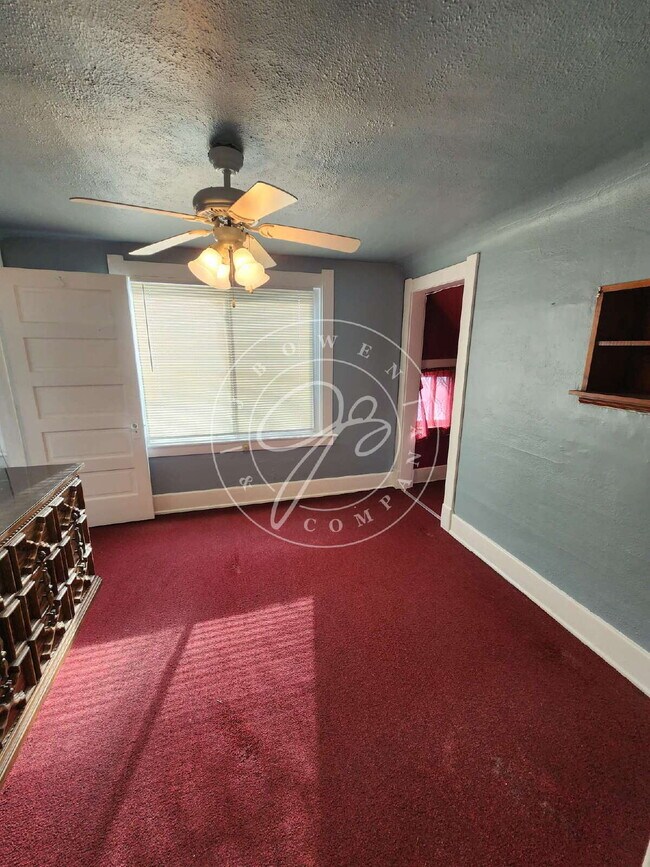 Building Photo - 2 bed 1 bath in West Toledo!