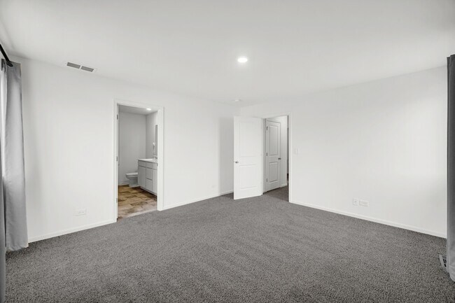 Building Photo - 2155 Greenview Dr