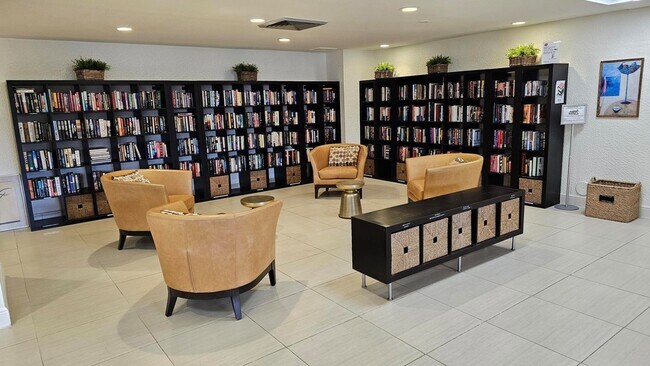 Building Photo - 400 Leslie Dr