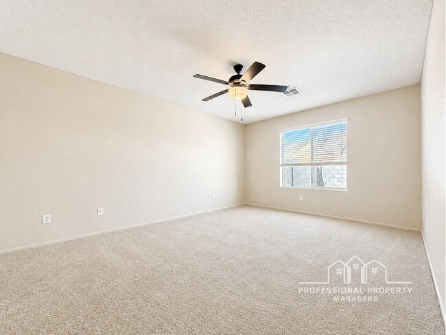 Building Photo - For Rent: 3-bedroom, 2-bathroom home in Desert Sky