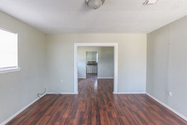 Building Photo - 701 E 14th St