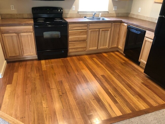 Building Photo - 1 Bed/1 Bath Unit with Garage - Near Old Mill District