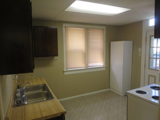 Building Photo - 1126 Nelson St