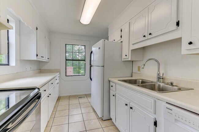 Building Photo - 2446 Young Dr