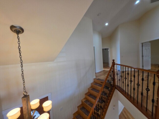 Building Photo - Spacious Home in the Heart of Green Valley