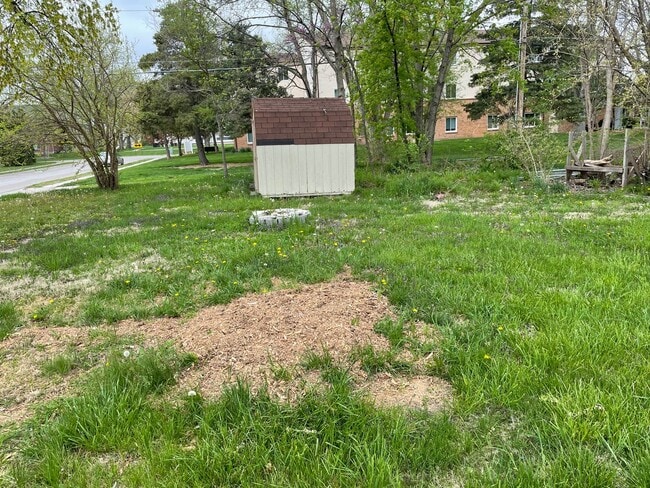 Building Photo - Updated 1-Bedroom with Private Fenced Yard...