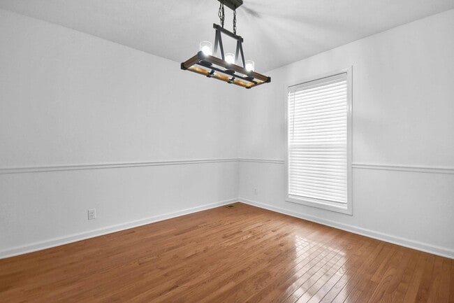 Building Photo - Three Bedroom with Bonus!